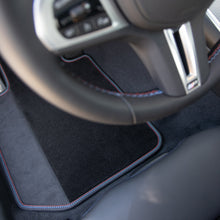 2er Set Velour Fußmatten mit seitlichem Alcantara-Streifen