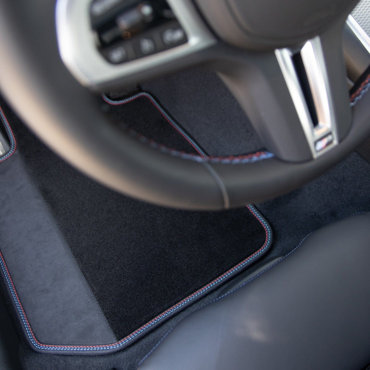 2er Set Velour Fußmatten mit seitlichem Alcantara-Streifen