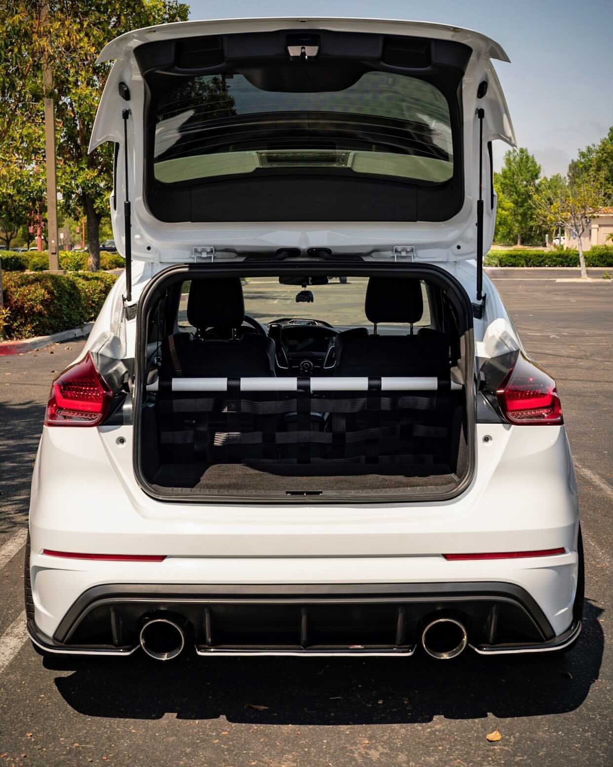 Clubsport Set - Strebe mit Netz für Ford Focus RS MK3
