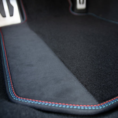 2er Set Velour Fußmatten mit seitlichem Alcantara-Streifen