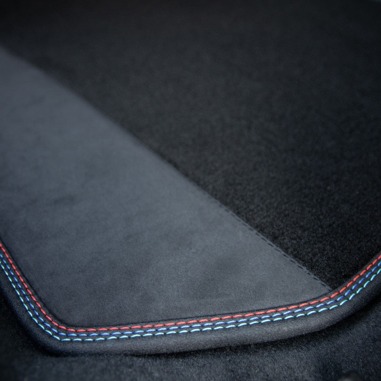 2er Set Velour Fußmatten mit seitlichem Alcantara-Streifen