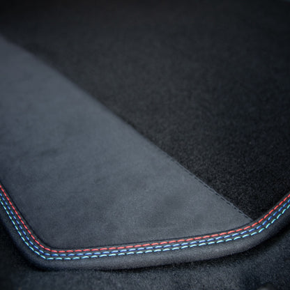 2er Set Velour Fußmatten mit seitlichem Alcantara-Streifen