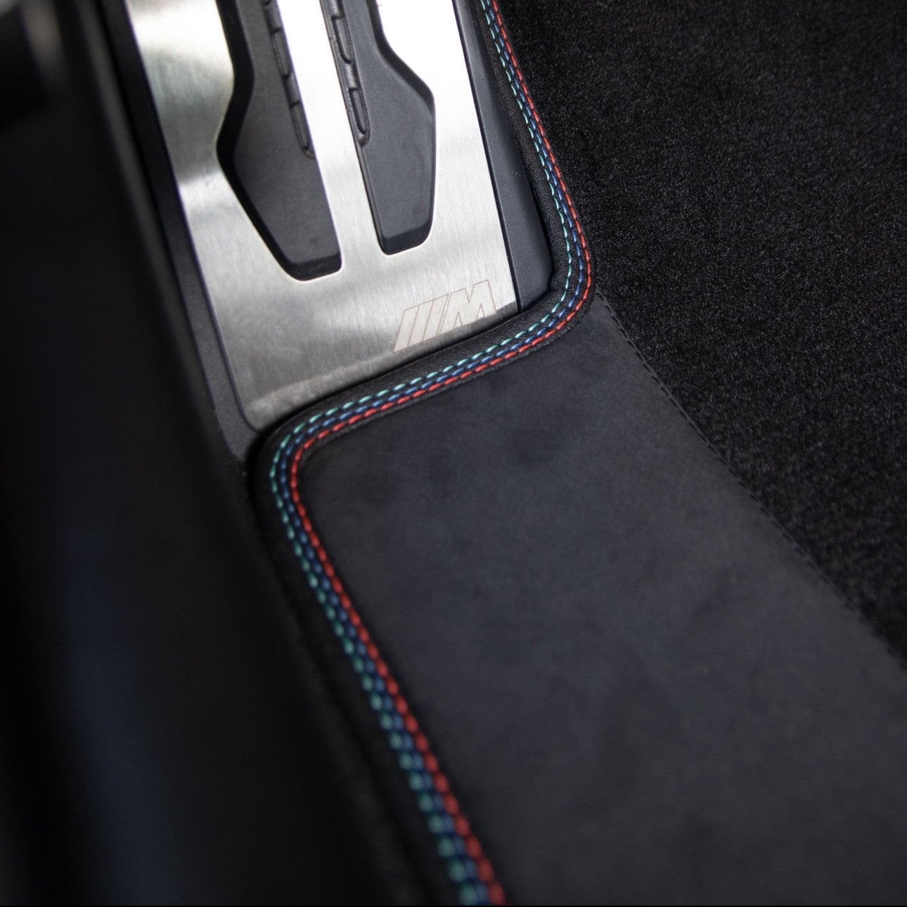 2er Set Velour Fußmatten mit seitlichem Alcantara-Streifen
