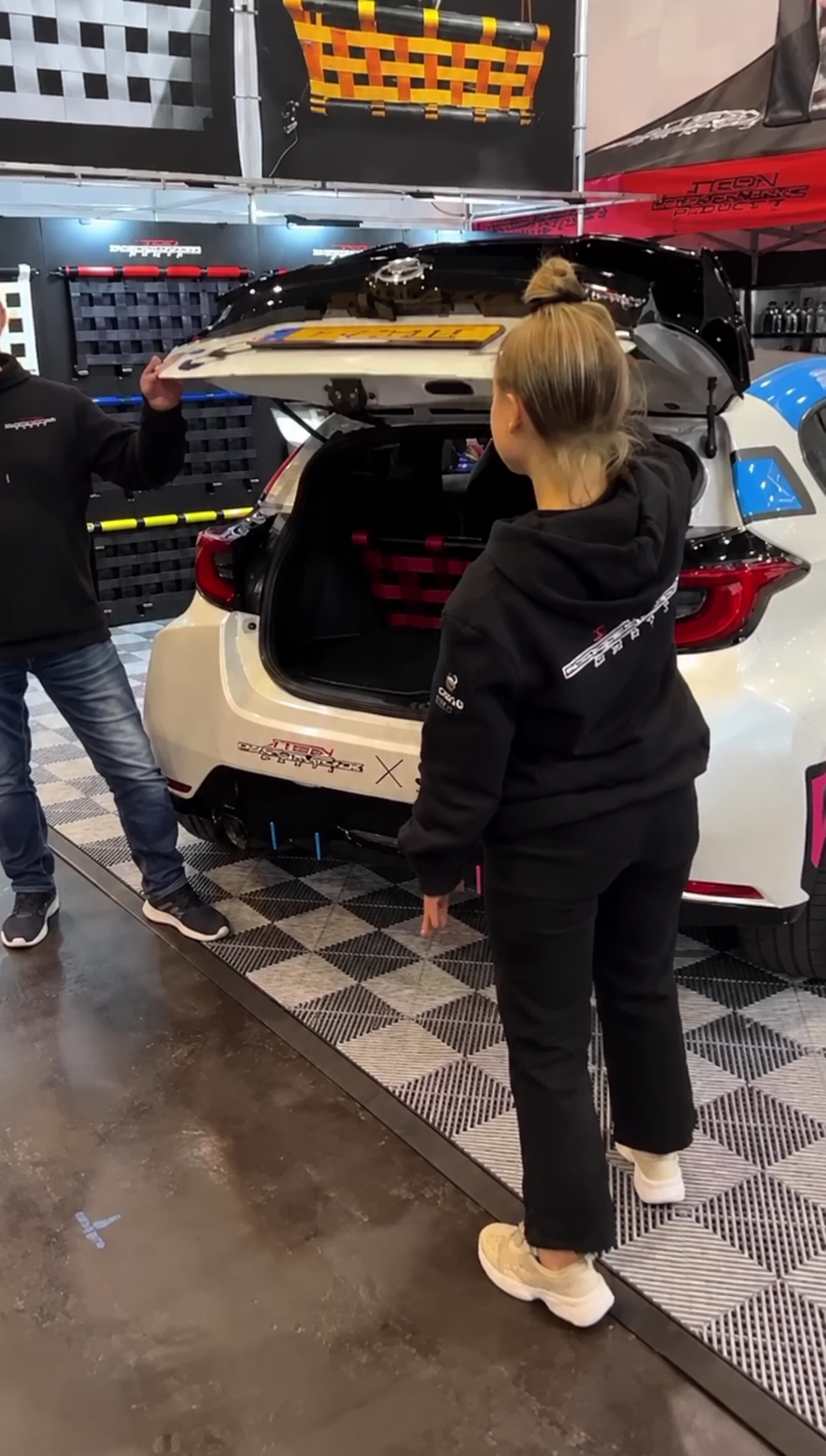 Clubsport-Vorführung am weißen Fahrzeug